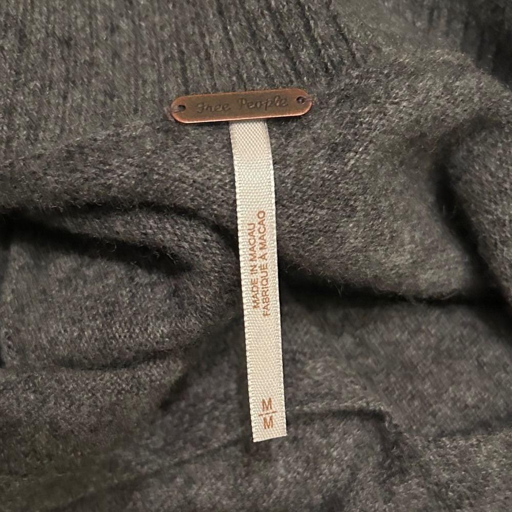Free People Cashmere V-Neck Collar Sweater Charcoal Grey Size Medium Soft Preppy - Picture 5 of 7